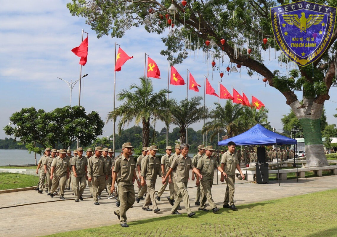 Lực lượng tham gia bảo vệ ANTT ở cơ sở của TP.Tân Uyên xếp đội hình trong buổi tổng duyệt cho buổi lễ ra mắt. Ảnh: NGỌC HÀ